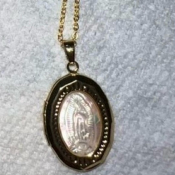 “Virgin de Guadelupe” Mary Mother of Pearl Carved Shell 18K Gold Locket Necklace - Picture 14 of 17